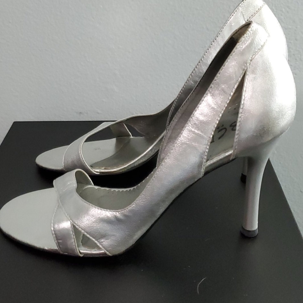 Heels - Picture 2 of 4